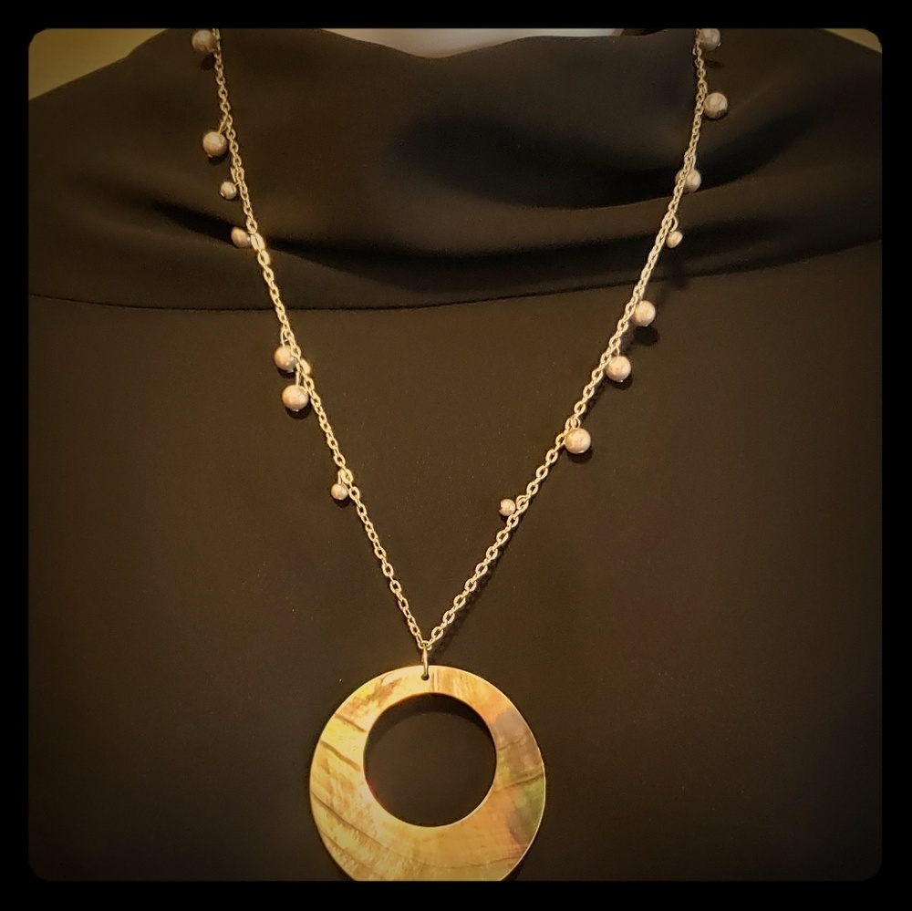 Women's fashion necklace with shell pendant